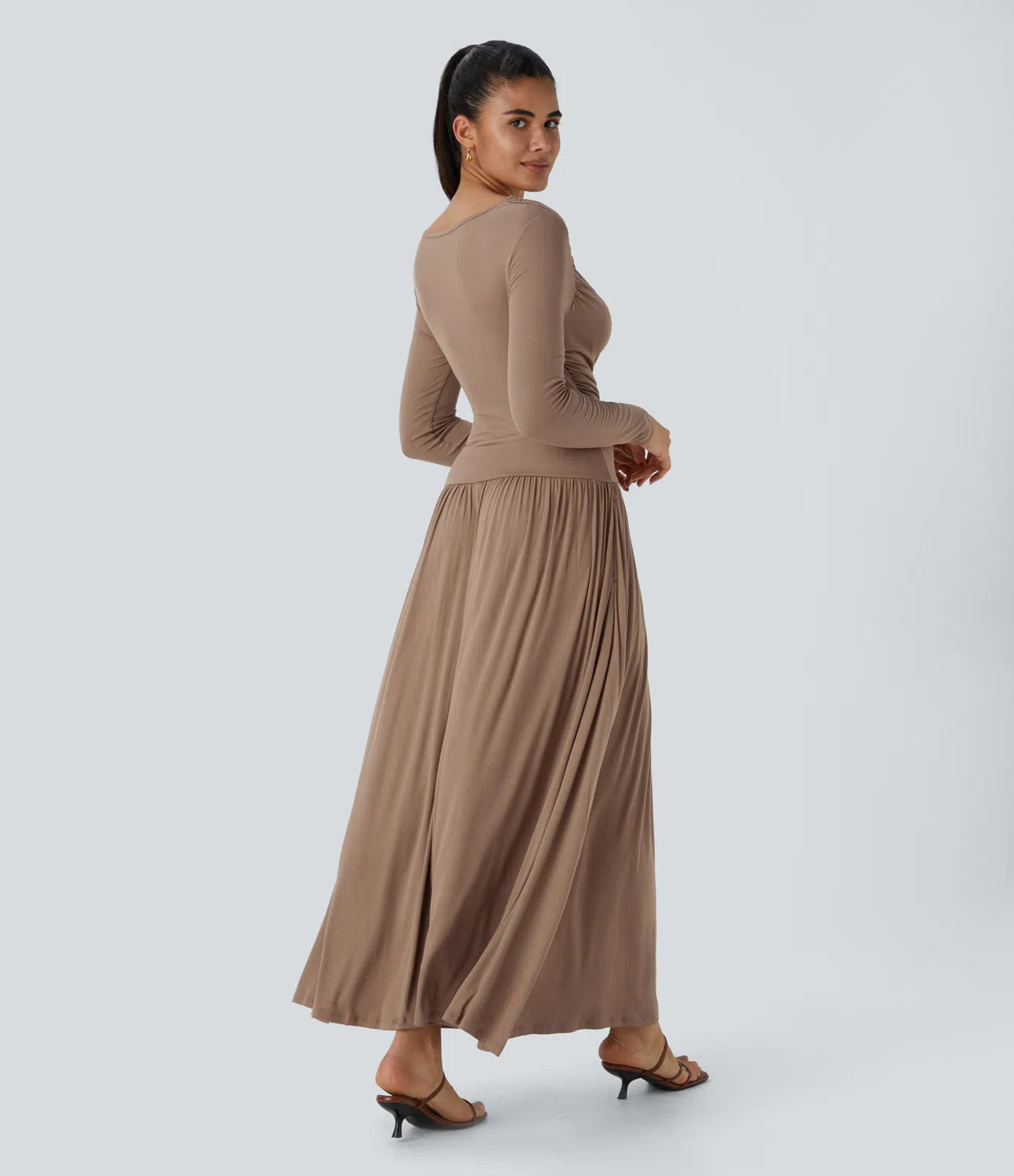 Fließendes, geripptes Maxi-Freizeitkleid mit U-Boot-Ausschnitt, Rüschen und Seitentaschen