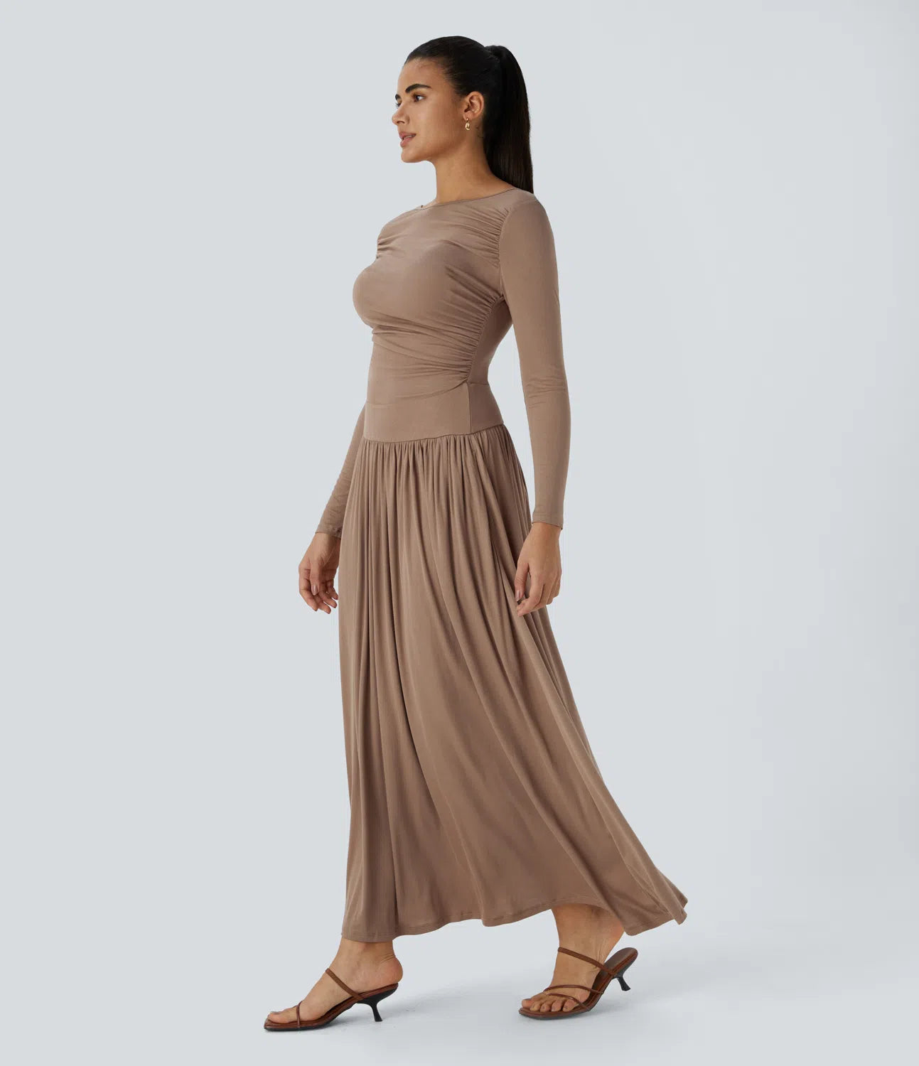 Fließendes, geripptes Maxi-Freizeitkleid mit U-Boot-Ausschnitt, Rüschen und Seitentaschen