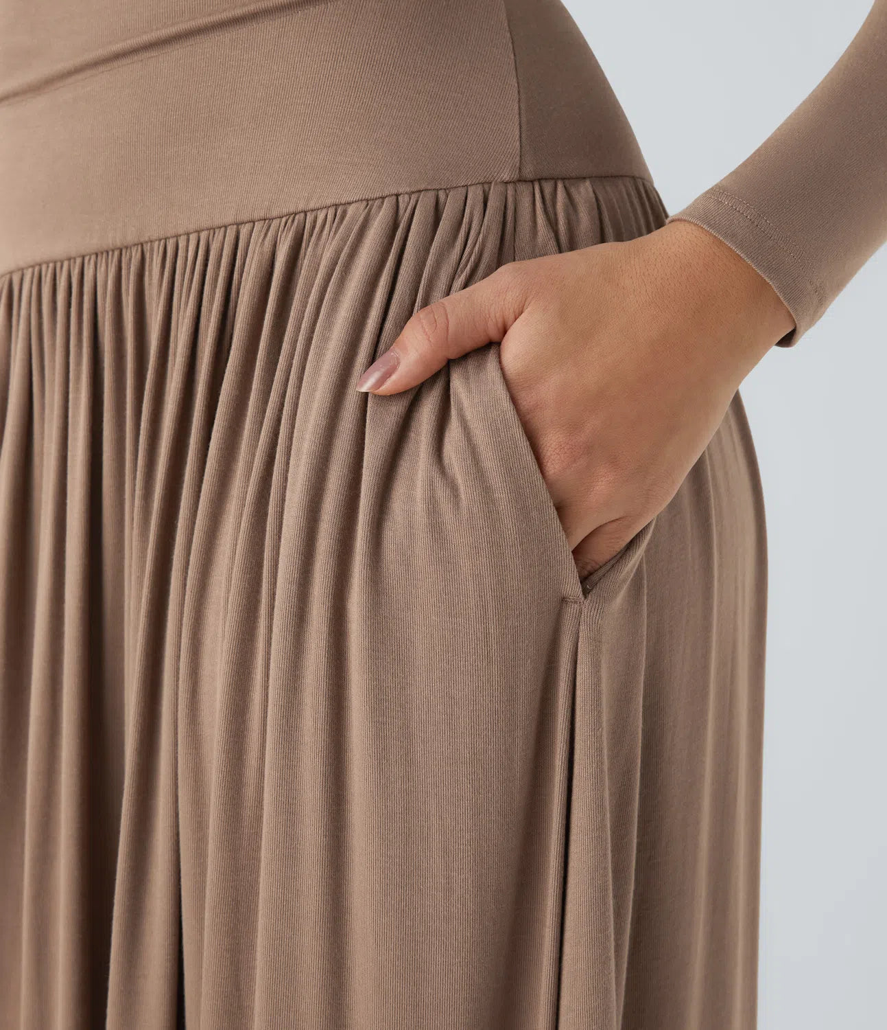 Fließendes, geripptes Maxi-Freizeitkleid mit U-Boot-Ausschnitt, Rüschen und Seitentaschen